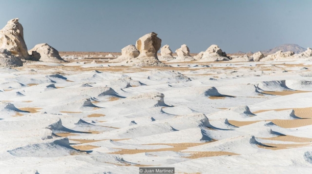 白色沙漠位於黑色沙漠西南約126公里處，是迄今為止西部沙漠最不尋常的自然景點。廣闊的蘑菇狀形狀和白色石灰石製成的海浪是自然奇觀，即使是最有經驗的旅行者也能驚嘆。

在三千萬年前的冰河時代之後，一次構造隆升形成了這些類似粉筆的露頭，自那時以來，無數的沙塵暴一直在塑造它們的形狀。（來源：胡安·馬丁內斯）